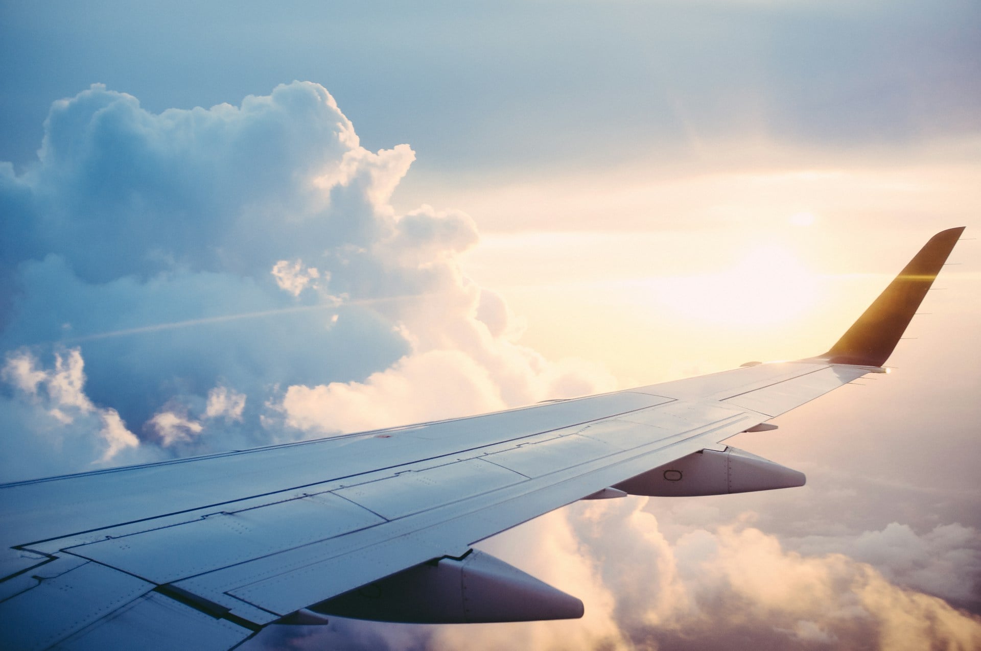 Asa de avião ao nascer do sol